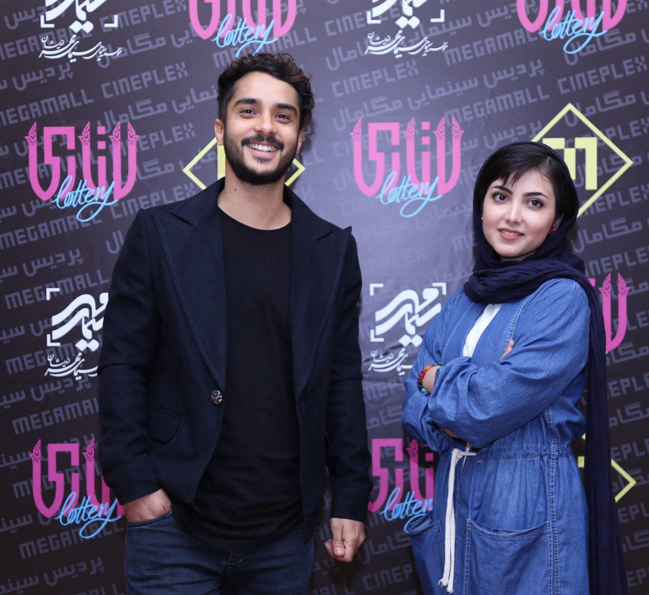 زیبا کرمعلی در اکران افتتاحیه فیلم سینمایی لاتاری به همراه ساعد سهیلی