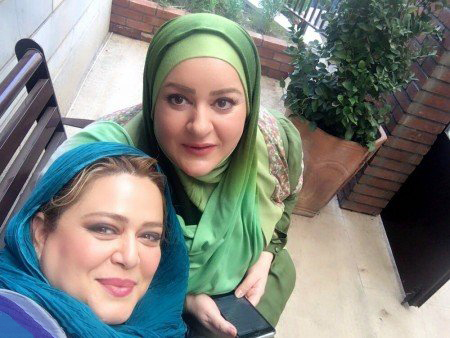 بهاره رهنما در پشت صحنه سریال تلویزیونی همسایه‌ها به همراه نعیمه نظام‌دوست