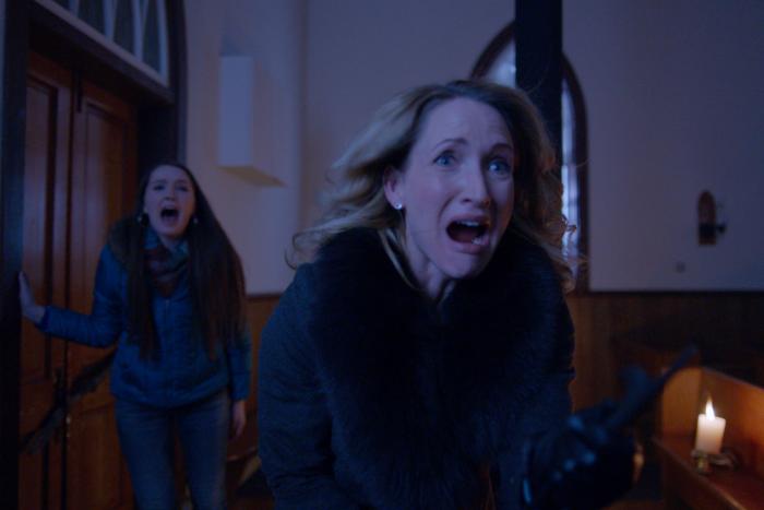 Michelle Nolden در صحنه فیلم سینمایی A Christmas Horror Story به همراه Amy Forsyth