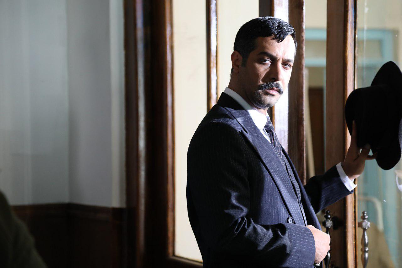 تصویری از کامران تفتی، بازیگر و مجری سینما و تلویزیون در حال بازیگری سر صحنه یکی از آثارش