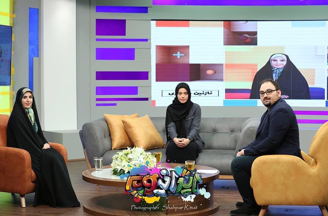 نازنین پیرکاری در صحنه برنامه تلویزیونی ایرانیوم به همراه ریحانه پارسا و مجید افشاری