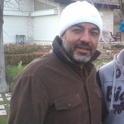 تصویری از سعید آقاخانی، بازیگر و کارگردان سینما و تلویزیون در حال بازیگری سر صحنه یکی از آثارش