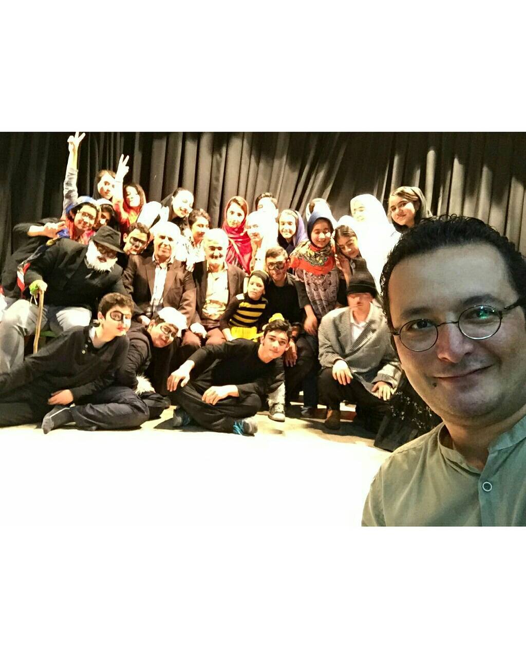 تصویری از علی ضیائی، بازیگر سینما و تلویزیون در حال بازیگری سر صحنه یکی از آثارش