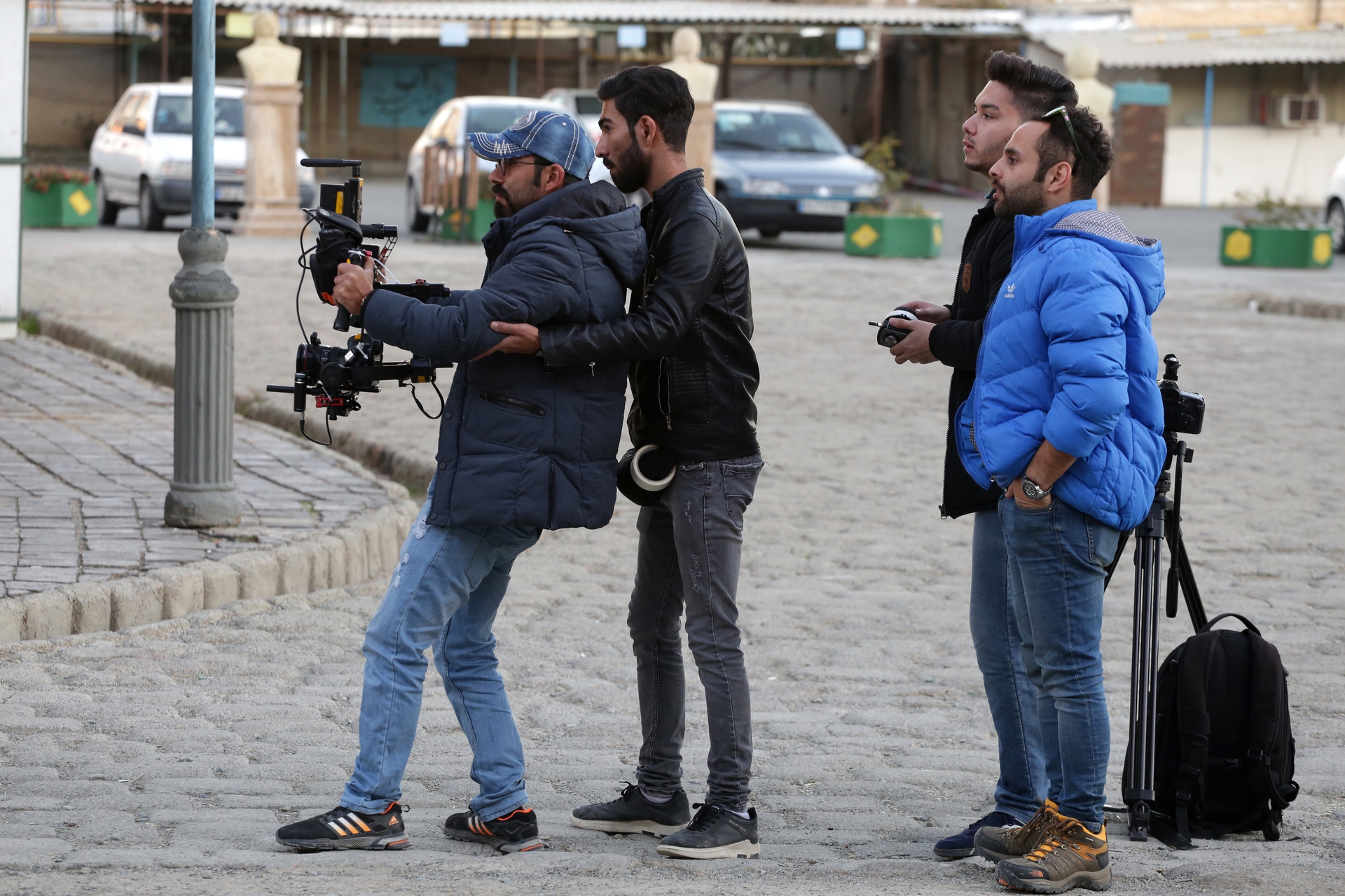 تصویری از جواد گنجی، برنامه‌ریزی و دستیاراول کارگردان سینما و تلویزیون در حال بازیگری سر صحنه یکی از آثارش