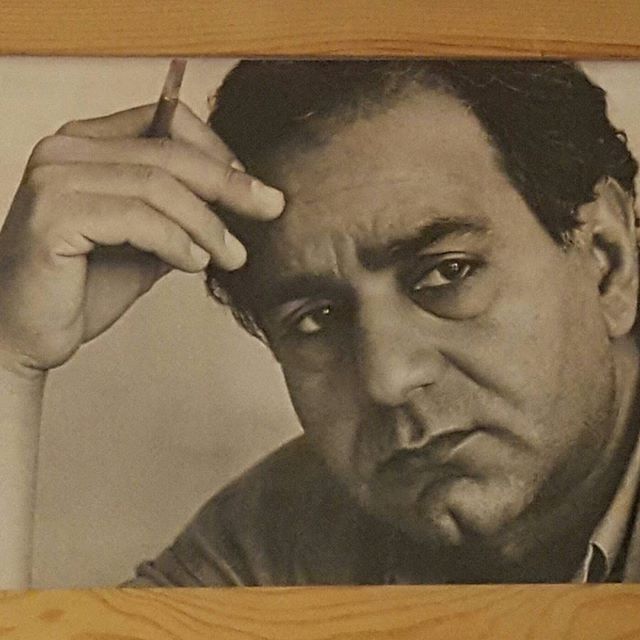 تصویری از پرویز پرستویی، بازیگر و تهیه کننده سینما و تلویزیون در حال بازیگری سر صحنه یکی از آثارش