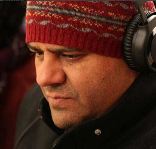 تصویری از مهدی مظلومی، کارگردان و نویسنده سینما و تلویزیون در حال بازیگری سر صحنه یکی از آثارش