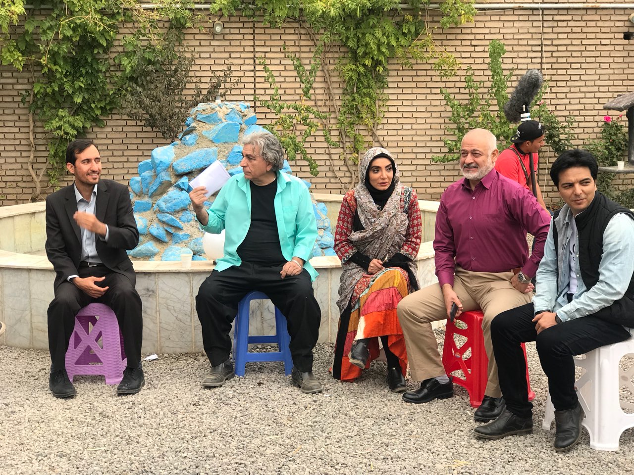 سیروس میمنت در پشت صحنه سریال تلویزیونی مس به همراه مجید مشیری، عبدالرضا صادقی‌جهانی و رامین الماسی