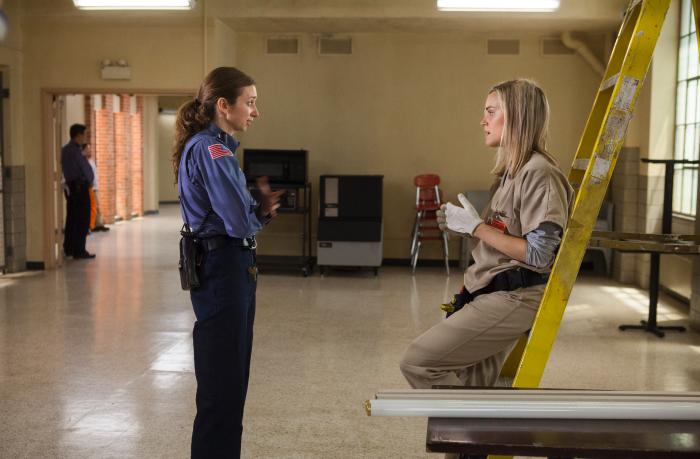 لورن لپکس در صحنه سریال تلویزیونی نارنجی سیاه، جدید است به همراه تیلور شیلینگ