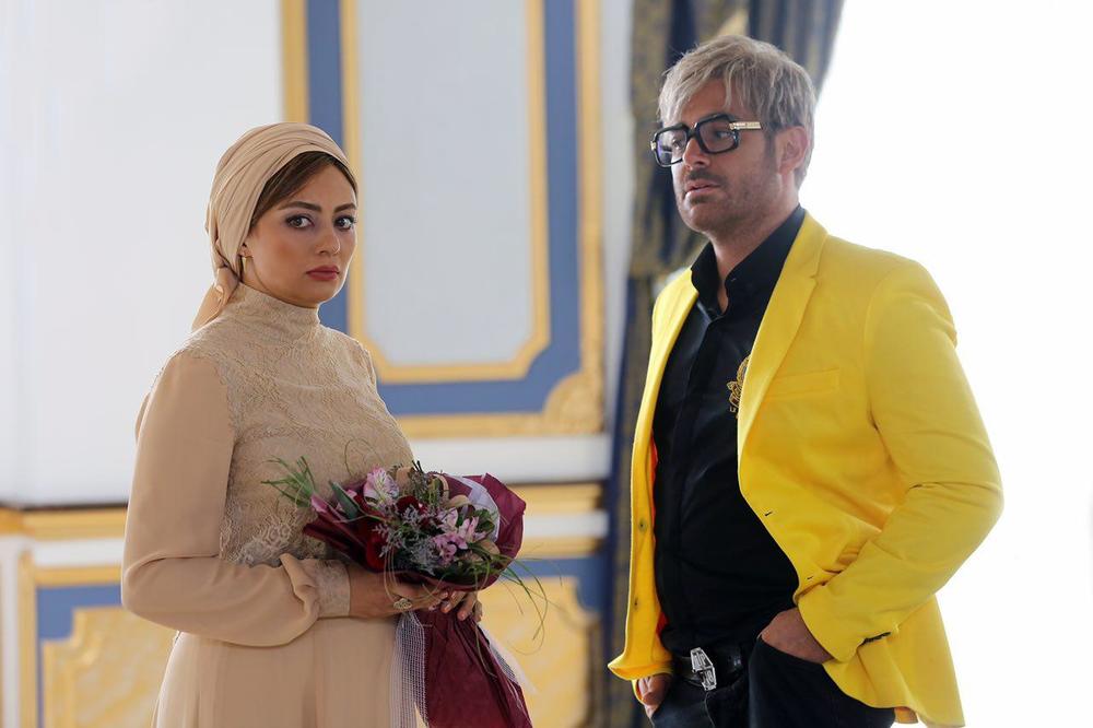 یکتا ناصر در صحنه فیلم تلویزیونی آینه بغل به همراه محمدرضا گلزار