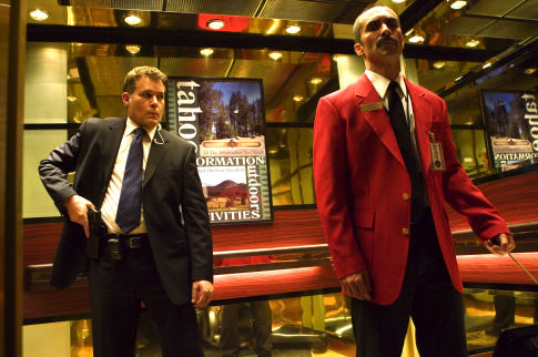 نستر کاربونل در صحنه فیلم سینمایی آس های دودی به همراه ری لیوتا