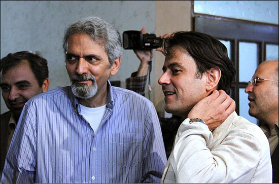 رحیم نوروزی در پشت صحنه سریال تلویزیونی فاخته به همراه فرخ نعمتی