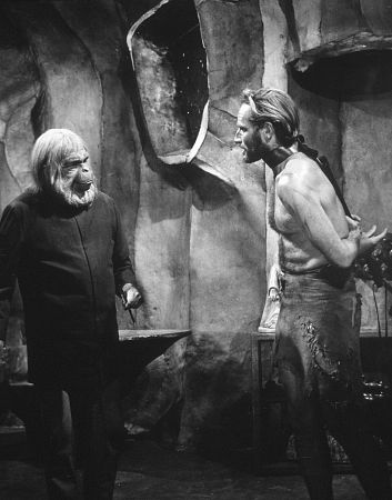 Maurice Evans در صحنه فیلم سینمایی سیاره ی میمون ها به همراه Charlton Heston