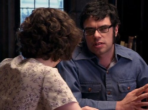 کریستین شال در صحنه سریال تلویزیونی Flight of the Conchords به همراه جامین کلمنت