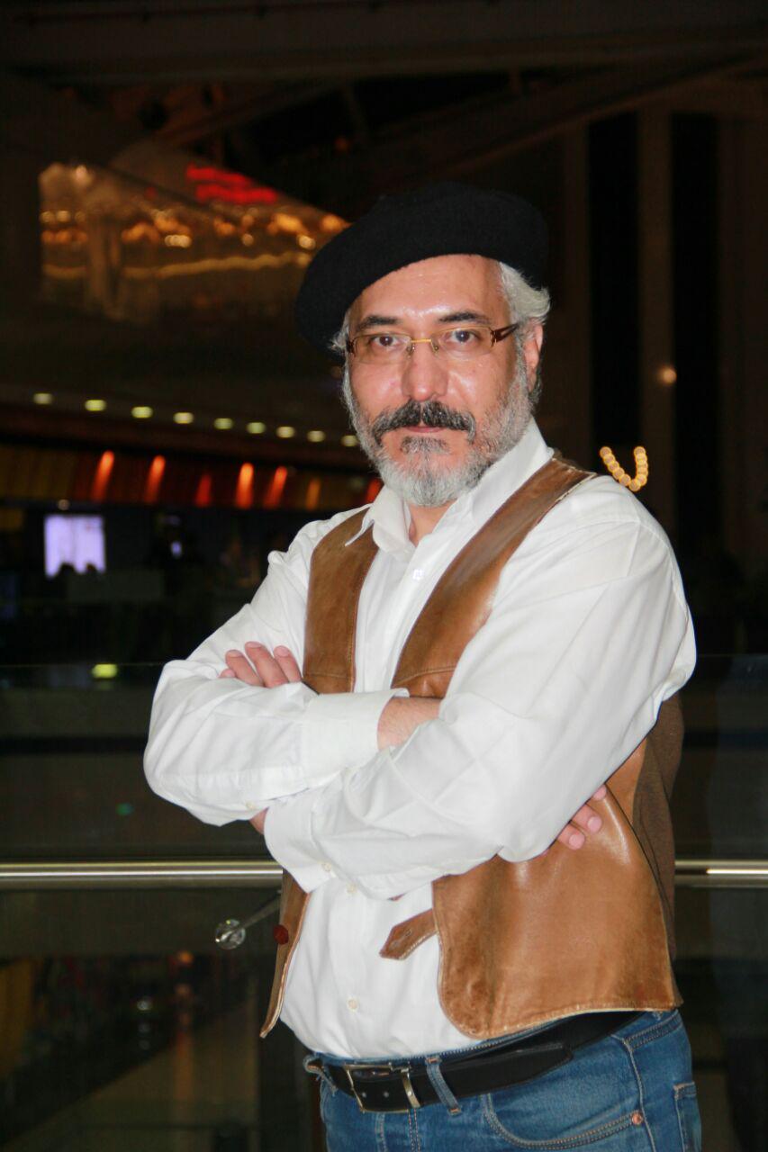 تصویری از سعید بحرالعلومی، بازیگر سینما و تلویزیون در حال بازیگری سر صحنه یکی از آثارش