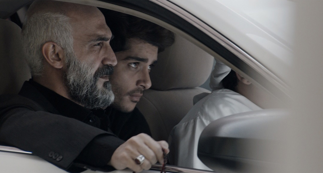 هادی حجازی‌فر در صحنه فیلم سینمایی لاتاری به همراه ساعد سهیلی