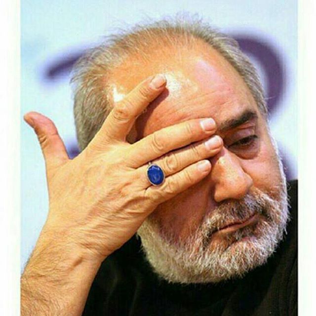 تصویری از پرویز پرستویی، بازیگر و تهیه کننده سینما و تلویزیون در حال بازیگری سر صحنه یکی از آثارش