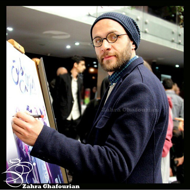 تصویری از بابک حمیدیان، بازیگر و تهیه کننده سینما و تلویزیون در حال بازیگری سر صحنه یکی از آثارش