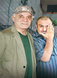 مهران غفوریان در پشت صحنه سریال تلویزیونی همسایه‌ها به همراه سیروس گرجستانی
