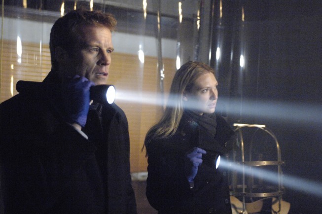 Mark Valley در صحنه سریال تلویزیونی فرینج به همراه Anna Torv