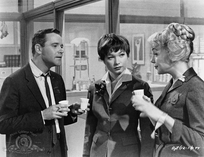 جک لمون در صحنه فیلم سینمایی آپارتمان به همراه شرلی مک لین