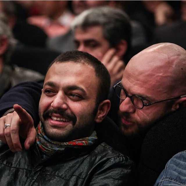 تصویری از بابک حمیدیان، بازیگر و تهیه کننده سینما و تلویزیون در حال بازیگری سر صحنه یکی از آثارش