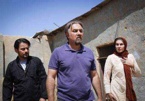 برزو ارجمند در صحنه فیلم سینمایی اشنوگل به همراه رحیم نوروزی و ماه‌چهره خلیلی