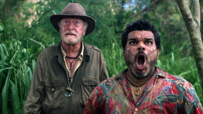 لوئیس گازمن در صحنه فیلم سینمایی سفر ۲: جزیره اسرارآمیز به همراه مایکل کین