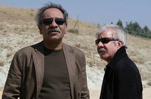 داریوش فرهنگ در صحنه سریال تلویزیونی بی گناهان به همراه مسعود کرامتی