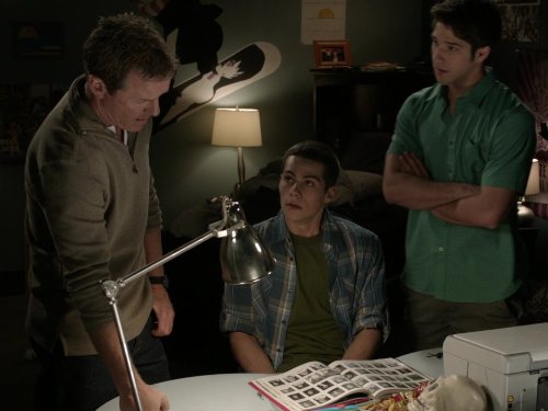 Linden Ashby در صحنه سریال تلویزیونی گرگ نوجوان به همراه Dylan O'Brien و Tyler Posey