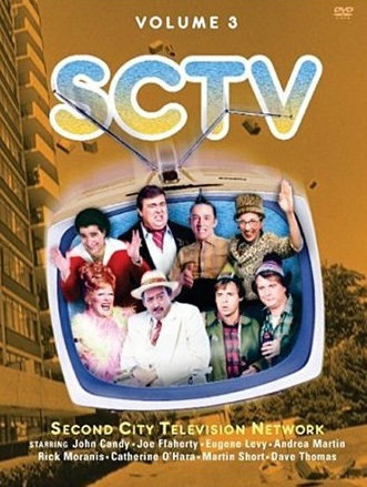 کاترین اوهارا در صحنه سریال تلویزیونی SCTV به همراه مارتین شورت، John Candy، Dave Thomas، یوجین لوی، Andrea Martin، ریک مورانیس و Joe Flaherty