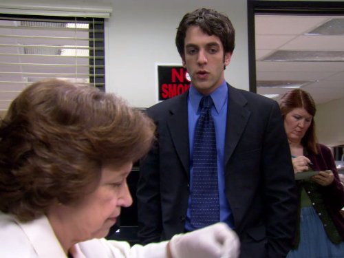 بی جی نواک در صحنه سریال تلویزیونی اداره به همراه Kate Flannery