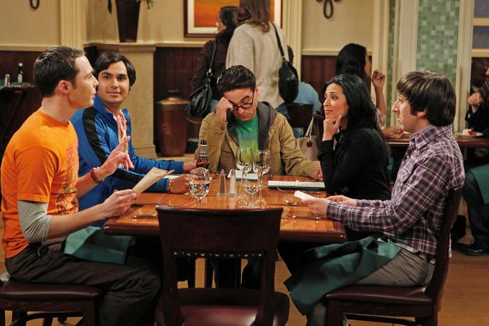 Aarti Mann در صحنه سریال تلویزیونی تئوری بیگ بنگ به همراه سیمون هلبرگ، کونال نایر، جانی گالکی و جیمز پارسونز