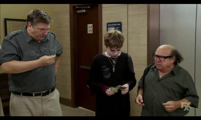 Lance Barber در صحنه سریال تلویزیونی فیلادلفیا همیشه آفتابی است به همراه دنی دویتو