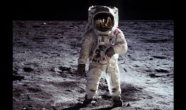 Buzz Aldrin در صحنه فیلم سینمایی Explorers: From the Titanic to the Moon