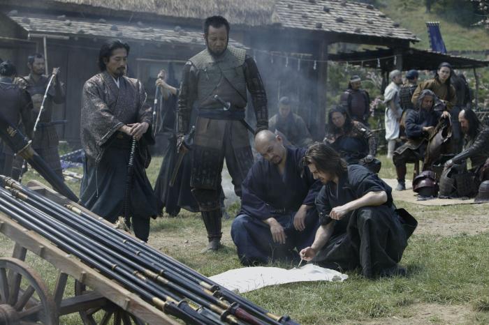 شون سوگاتا در صحنه فیلم سینمایی آخرین سامورایی به همراه کن واتانابه، تام کروز و هیرویوکی سانادا