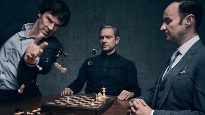 مارتین فریمن در صحنه فیلم سینمایی شرلوک به همراه بندیکت کامبربچ و مارک گیتیس