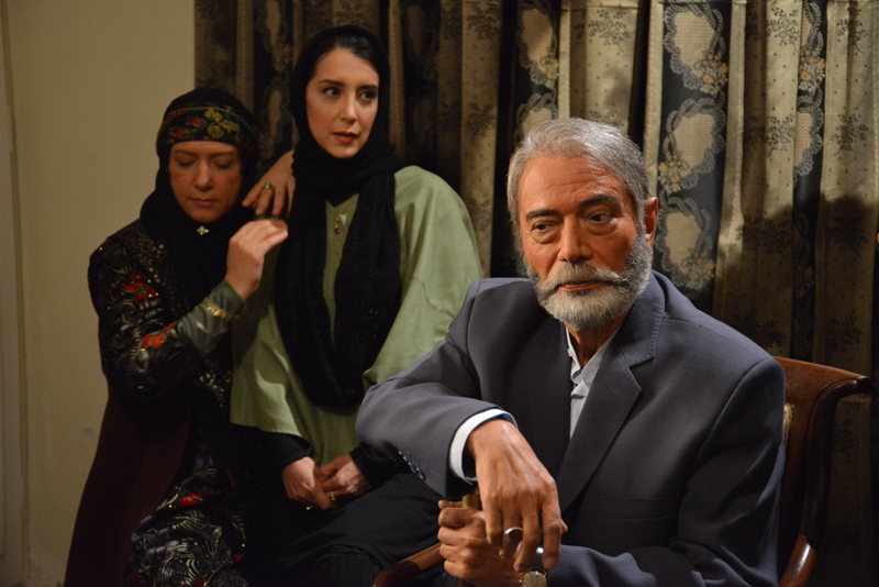 سحر جعفری‌جوزانی در صحنه فیلم سینمایی ایران برگر به همراه علی نصیریان و فریبا متخصص