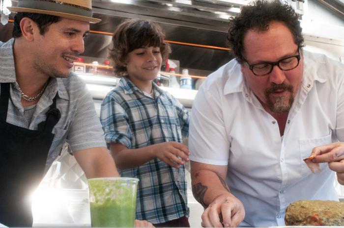 جان لگویزمائو در صحنه فیلم سینمایی سرآشپز به همراه جان فاورو و Emjay Anthony