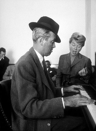 Doris Day در صحنه فیلم سینمایی مردی که زیاد می دانست به همراه جیمزاستوارت
