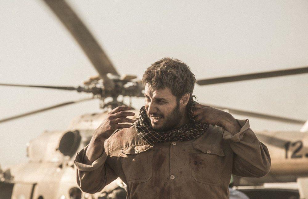 جواد عزتی در صحنه فیلم سینمایی تنگه ابوقریب