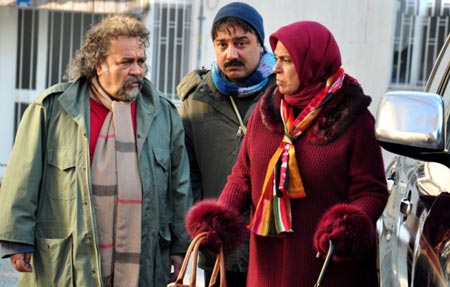 گوهر خیراندیش در صحنه سریال تلویزیونی ما فرشته نیستیم به همراه برزو ارجمند و محمدرضا شریفی‌نیا