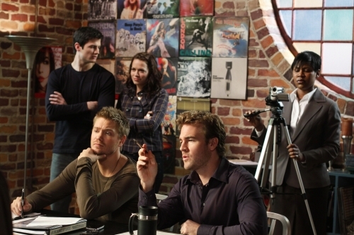 James Lafferty در صحنه سریال تلویزیونی یک تپه درخت به همراه Bethany Joy Lenz، Chad Michael Murray و جیمز ون در بیک