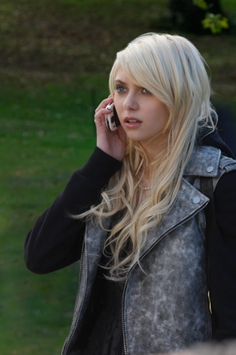 Taylor Momsen در صحنه سریال تلویزیونی دختر شایعه ساز