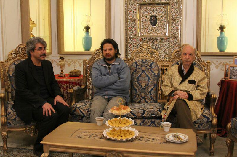 هوشنگ حریرچیان در صحنه فیلم سینمایی عزیز میلیون دلاری به همراه علی صادقی و امیر غفارمنش
