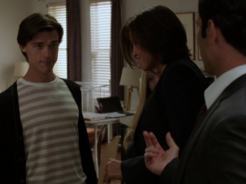 Danny Pino در صحنه سریال تلویزیونی قانون و نظم: واحد قربانیان ویژه به همراه ماریسکا هارگیتای و Finn Wittrock