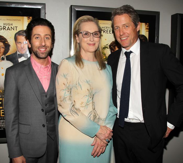 سیمون هلبرگ در صحنه فیلم سینمایی فلورانس فاستر جنکینس به همراه مریل استریپ و هیو گرانت