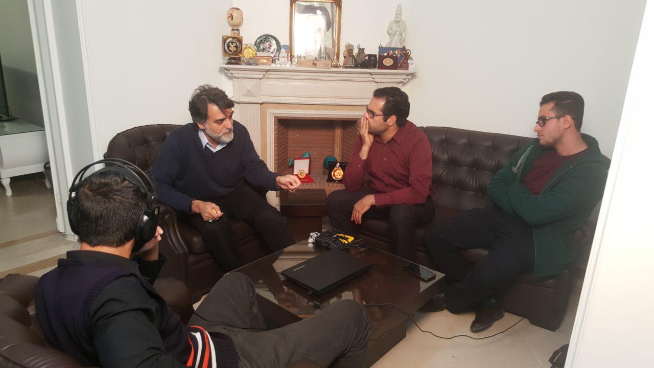 تصویری از محسن اقبال‌دوست، طراح فونت عنوان‌بندی سینما و تلویزیون در پشت صحنه یکی از آثارش