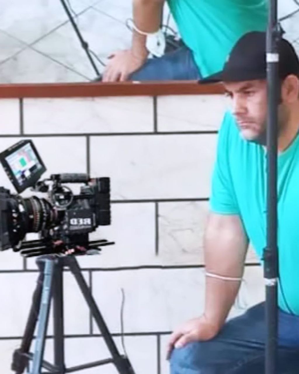 تصویری از مهدی حدادی، بازیگر سینما و تلویزیون در پشت صحنه یکی از آثارش