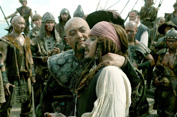 Yun-Fat Chow در صحنه فیلم سینمایی دزدان دریایی کارائیب: پایان جهان به همراه جان کریستوفر دپ دوم