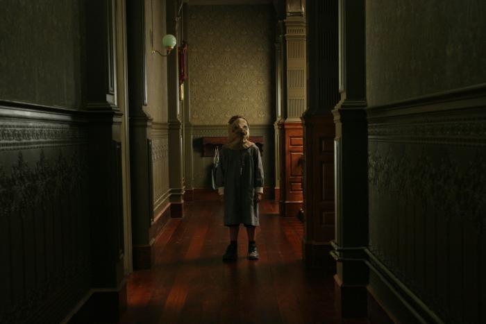 Óscar Casas در صحنه فیلم سینمایی یتیم خانه